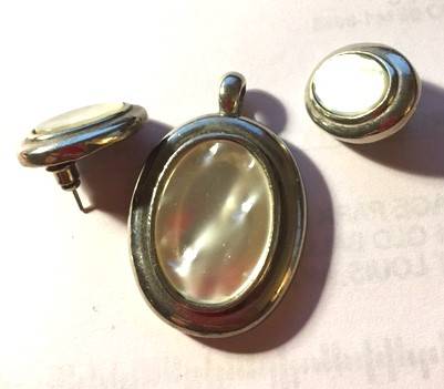 Mother-of-pearl set: pendant and earrings 1