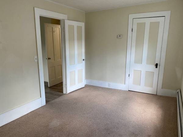 $1,100 / 1br - Cozy One Bedroom- 38 Railroad St - Unit 8 (Charlestown)63931923275778123