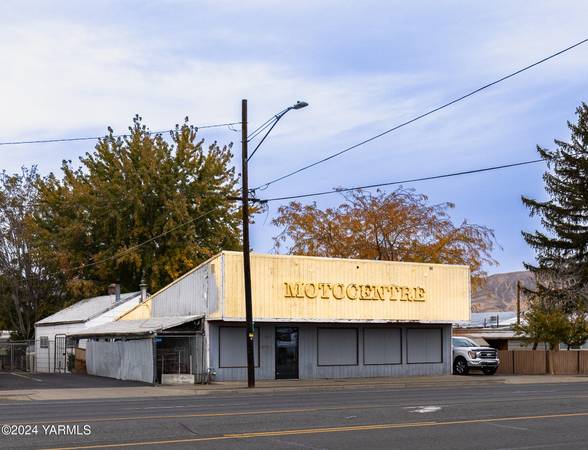 $240,000 / 1333ft2 - Ubicación comercial de 1.333 +/- pies cuadrados de área para tienda + 520 +/- pies cuadrados de espacio habitable (Yakima)64319760711299121