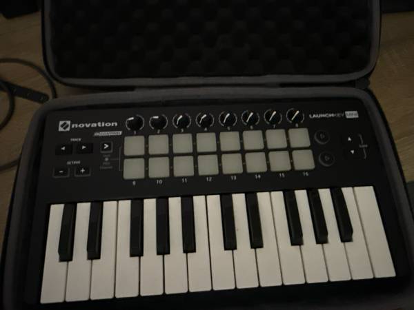 Novation Lanchkey 25 midi controller with case 1