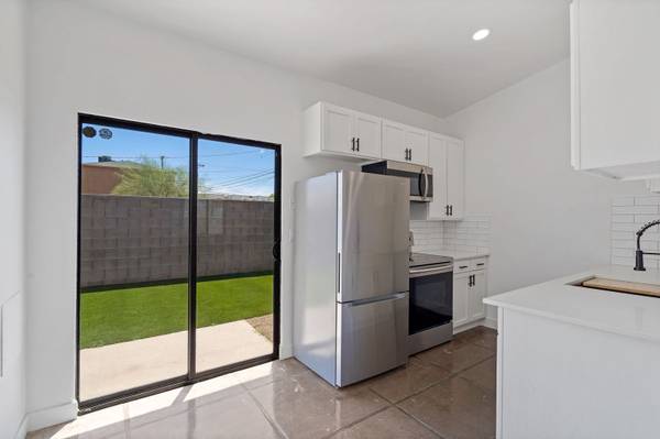 $1,695 / 2hab - 1003ft2 - ¡Duplex hermosamente remodelado de 2H/2BA justo al lado de Euclid y Lester! (Tucson)63675065960577124