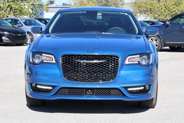 2023 Chrysler 300 Touring L photo 2