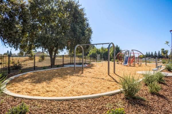 $2,310 / 2br - 1000ft2 - Heated Pool / Spa, Soft Close Cabinetry, 2/bd (2301 Jefferson Blvd , West Sacramento, CA)64043836316161122