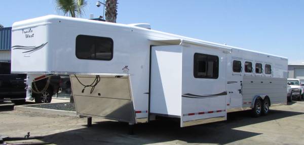 REDUCED!! TRAILS WEST 4 HORSE SIDE LOAD LIVING QUARTERS 1