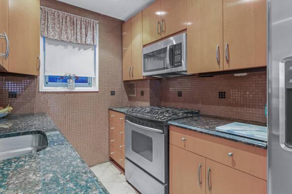 $280,000 / 1br - 700ft2 - Douglaston 1 Bedroom Co-op WITH PARKING SPACE for sale (Queens)63995824398338122