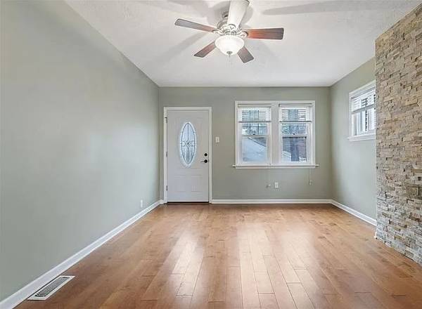 $1,500 / 2br - 1070ft2 - 2 Bed, 1.5 Bath with Parking & Central Air (South Side Slopes)64013369241219122
