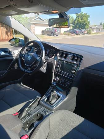 2018 VW Golf Sportwagen S. Transmisión manual de 5 velocidades - $19,000 (Antelope)63619156323073123