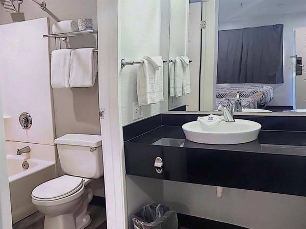 $500 / 1br - Sharply Discounted Weekly Rates - All-Inclusive > W-Fi, Pool, Cable TV (Seattle South)63852483909379122