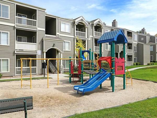 $1,470 / 2br - 1017ft2 - Programmable Thermostats, On-Site Maintenance, Ample Storage Space64037557063043124