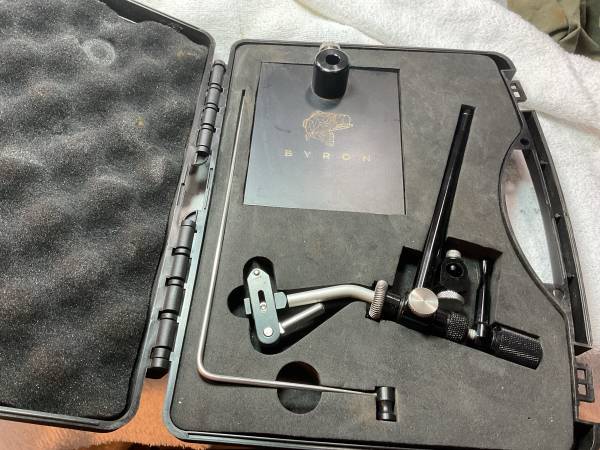 Fly tying vise in case Byron 1