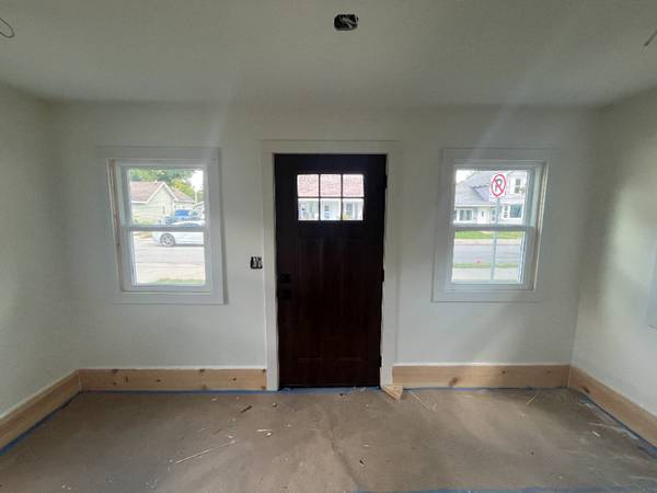 $2850.00 / 3br - Newly Renovated & Fully Furnished! 3 bed/1 bath - Steps to Downtown Ne63935841416066122
