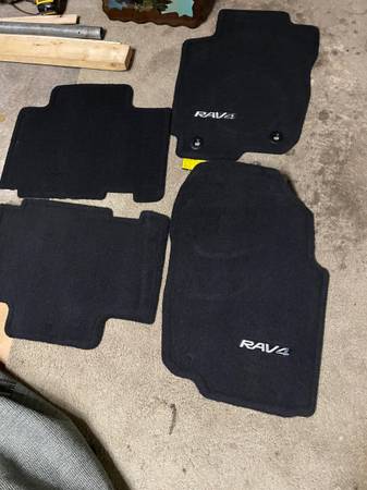 RAV4 Brand NEW floormat 1