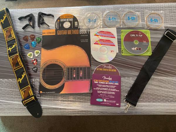Guitar Bundle - FENDER Strap, 2 Capos, Strings, FENDER / BEATLES Picks 1