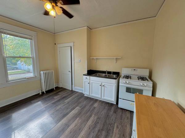 $1,095 / 2br - 1000ft2 - Encantador apartamento en el piso superior (111 1/2 Connecticut Avenue, Lynchburg)63851968758913123