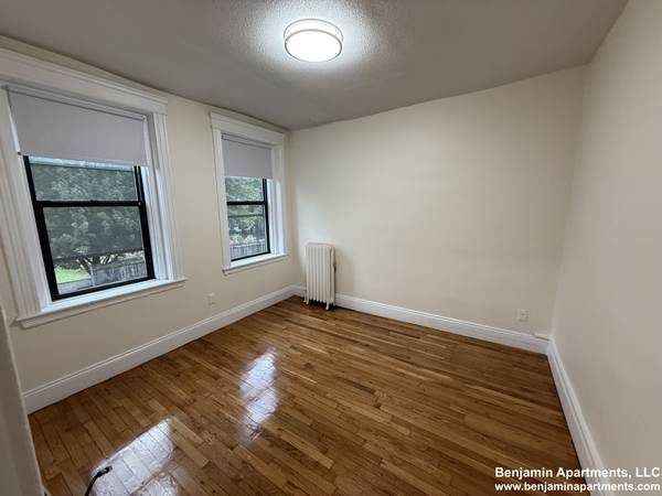 $1,995 >>ALLSTON - COMM AVE STUDIO - STEPS TO THE GREEN LINES, BU & LONGWOOD! (Brighton)63996402957570120