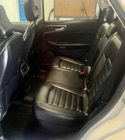 2023 Ford Edge SEL photo 3