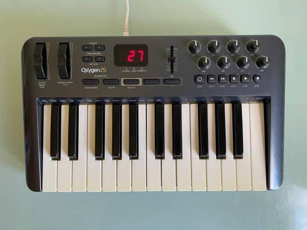 M-Audio Oxygen 25 3rd Generation USB MIDI Controller - Like New! 1