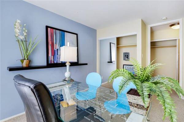 $3,474 / 2br - 950ft2 - SPACIOUS TWO BEDROOM TWO BATHROOM APARTMENT IN BELMONT! (belmont)63850008478721123