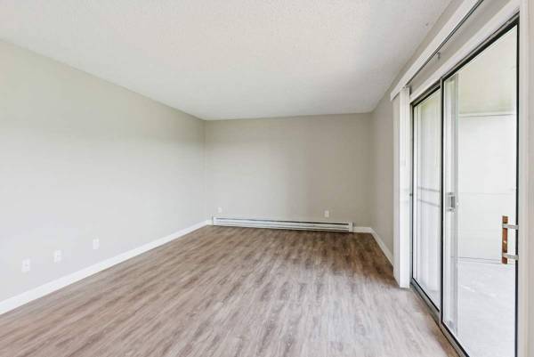 $1,285 / 568ft2 - Estacionamiento cubierto disponible, Persianas para ventanas, Estacionamiento asignado (12601 SE River Rd, Milwaukie, OR)63672547620355121