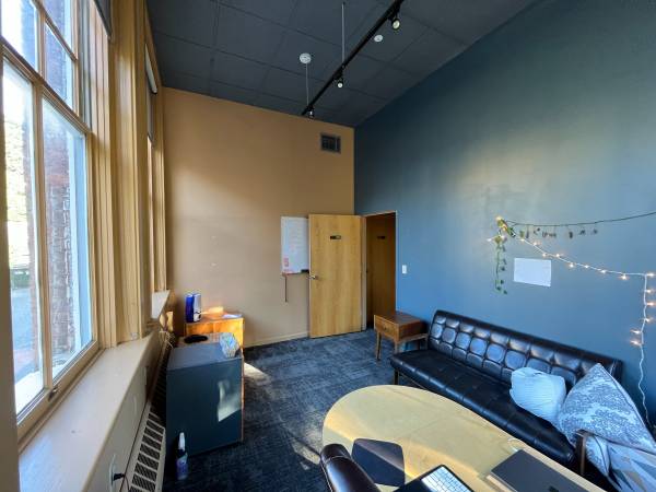 $995 / 170ft2 - Corner office with three windows in the Adams School (Burlington Hill Section)63992935810307123