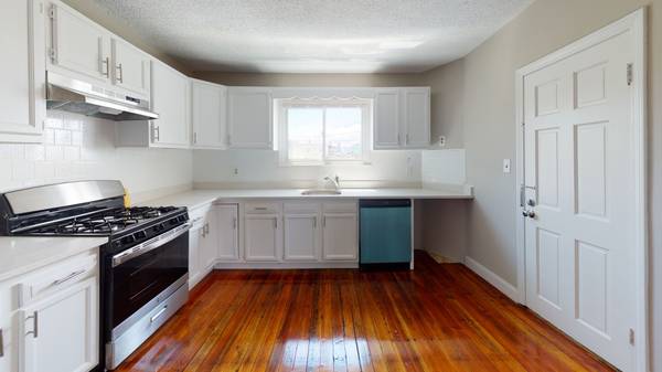 $2,995 / 3br - Somerville 3 Bed/1 Bath Apartment | McGrath Highway63951149002754120