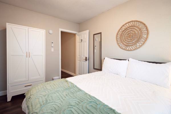 $399.00 / 1br - Furnished Bedroom, month-to-month, no security deposit!63806836648963120