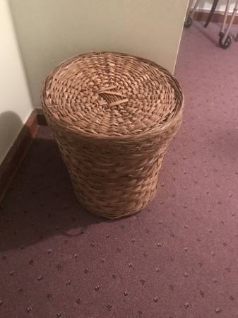 Large Round Wicker Basket with Lid & Handles 1