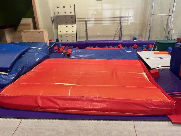 Large crash mat 1