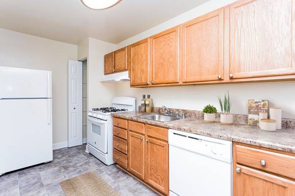 $1,810 / 1br - 850ft2 - Spacious Rooms, Large Walk-In Closets, ½ Mile to 49563779464791683120