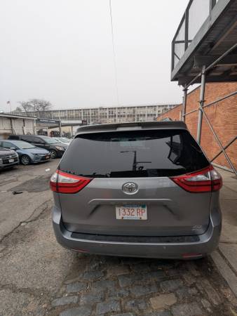 2017 Toyota sienna xle - $17,000 (crown heights)63654720066689120