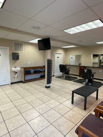 $1,150 / 800ft2 - Office - barbershop for lease (Mattydale NY)63982835425154121