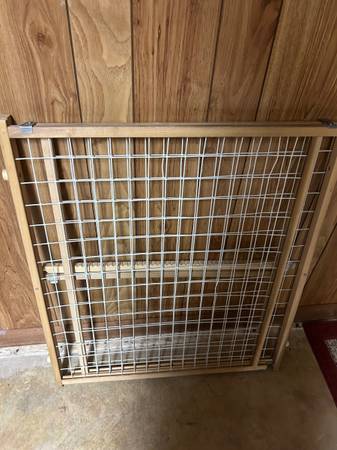 Wood Baby Gate. - $15 (Salem)62927915515649121
