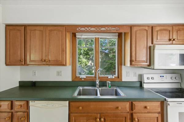 $3,500 / 3br - Sublease Rental in South Burlington (minutes to the airport) (South Burlington)63784684790019121