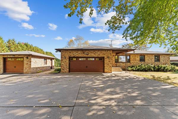 $839,900 / 3br - 3056ft2 - WATER FRONT LAKE FRONT LAKE WINNEBAGO 3 BEDROOM (OSHKOSH)63845966071681120
