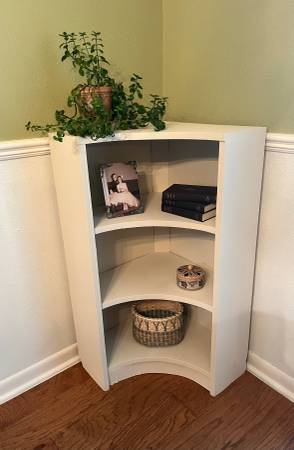 Versatile Corner Bookshelf / Display Shelf 1