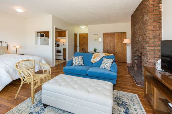$2,750 Classic Furnished Studio with Balcony and Charles River Views (Back Bay)64213540849793123