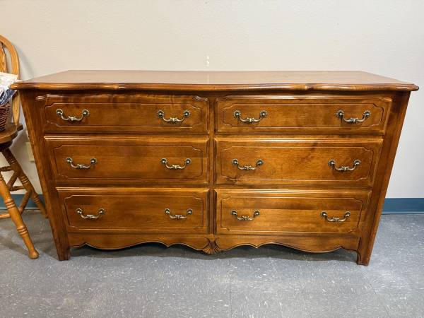 ♦♦ Practically New SOLID Wood Ethan Allen 6-Drawer Dresser ♦♦ 1