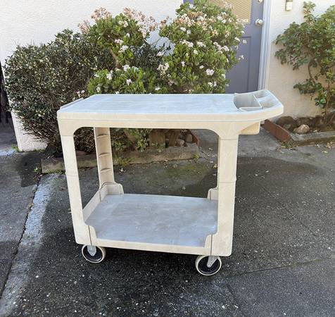 Rubbermaid utility cart 1