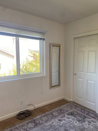 $1,050 / 1br - Room for Rent! Available Now! (hayward / castro valley)64045196519683122