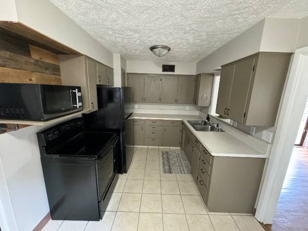 $1700.00 / 3br - 1035 tenth st- well maintained ranch home for rent63846720687745122