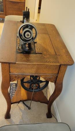 Mesa de biblioteca antigua con máquina de coser - $300 (Lakeside)63471472960259124
