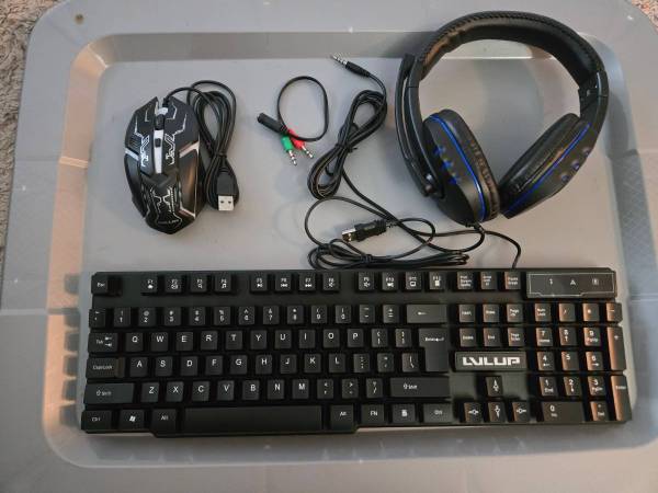 Keyboard, mouse, headset 1