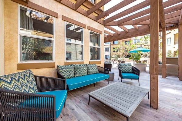 $2,927 / 2br - 1083ft2 - 2bd 2ba, En Los Ángeles, Taquillas para Paquetes (9733 Topanga Canyon Blvd, Los Angeles, CA)63840115230977121