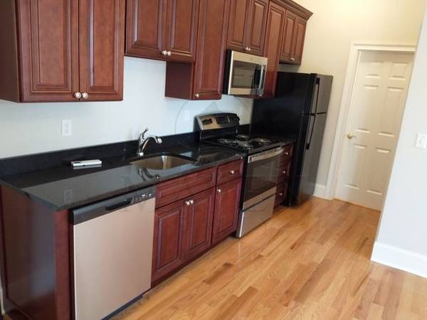 $2,600 / 2br - ¡Excelente edificio! 2 habitaciones! 1.5 baños! ¡Watertown SQ! Estacionamiento! Descontaminado de plomo! Lavandería! (Watertown Square)63856338683395120