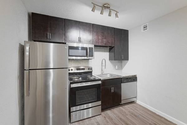 $1,295 / 2br - 554ft2 - Gated Community, On-Site Maintenance (8300 North Interstate Highway 35, Austin, TX)63922557271811121