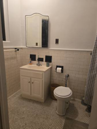 $1,500 / 3br - 165ft2 - Habitación con baño privado disponible en edificio preguerra del Upper West Side (Upper West Side)63698533449473124