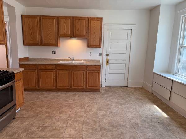 $900 / 2br - 900ft2 - 3903 E 71st and Lansing, Two Bedroom (Slavic Village Area)63860363509121122
