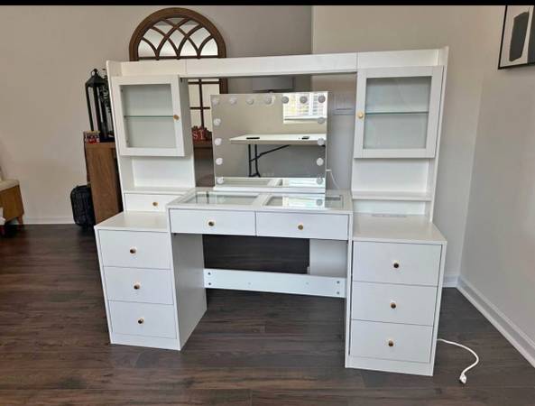 Make up vanity 1