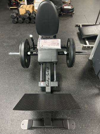 Máquina BodySolid compacta de prensa de piernas - $1,050 (Warwick, RI)63469936274563121