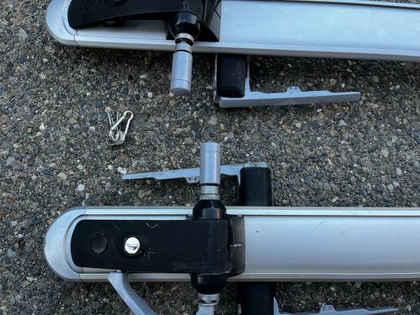 Whispbar/Yakima fork mount bike rack (2)- lock and keys 1